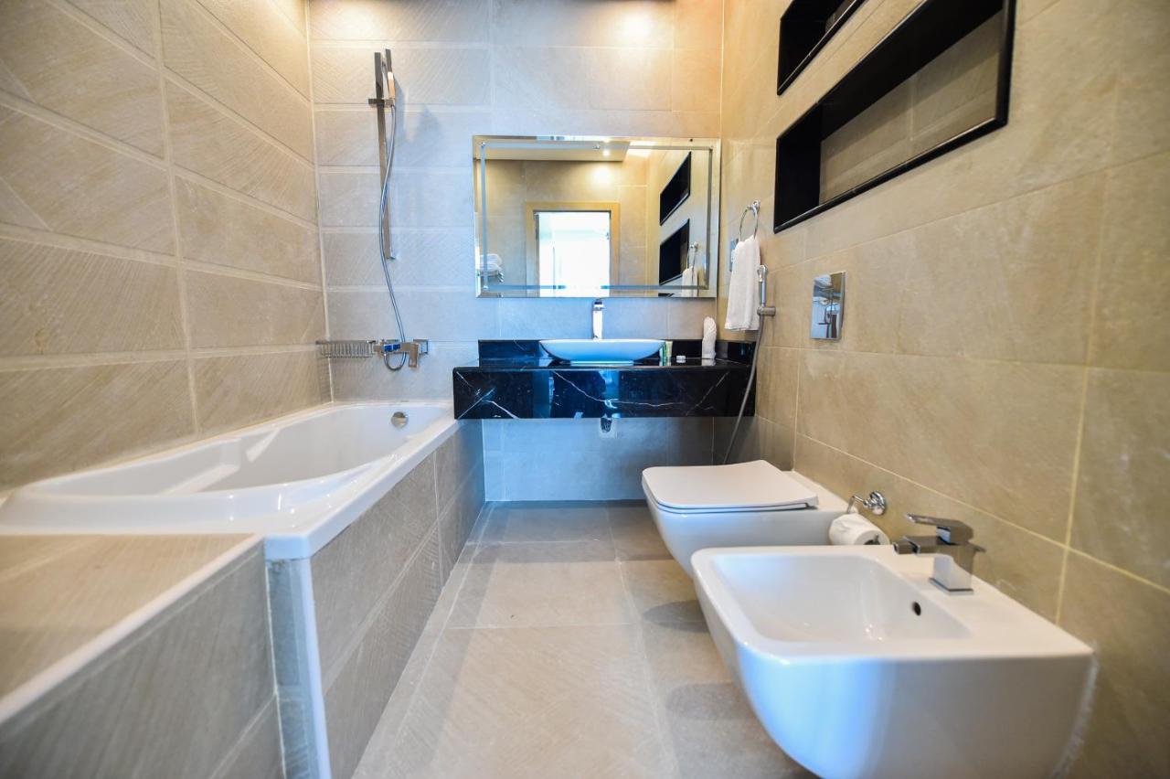 Waterfront Hotel 5*